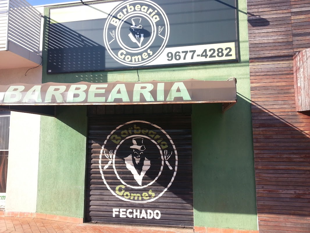 Corte de cabelo masculino tradicional na tesoura na Barbearia Gomes na Vila Piratininga em Campo Grande MS